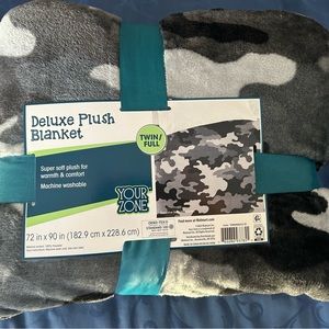Your Zone Velvet Plush Blanket